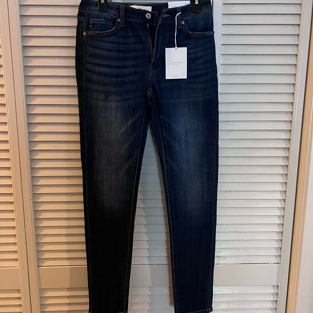 Great fit! Love kancan jeans